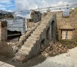 Materias de construcción hallados bajo las escaleras en las ruinas de esta edificacion pompeya.