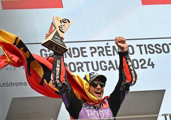 Jorge Martín celebra su victoria en el GP de Portugal en el circuito de Portugal.