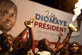 Simpatizantes del candidato opositor, Bassirou Diomaye Faye, celebran su victoria en Dakar.