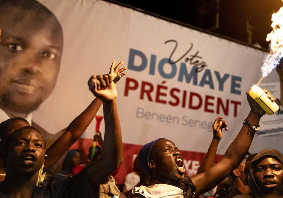 Simpatizantes del candidato opositor, Bassirou Diomaye Faye, celebran su victoria en Dakar.