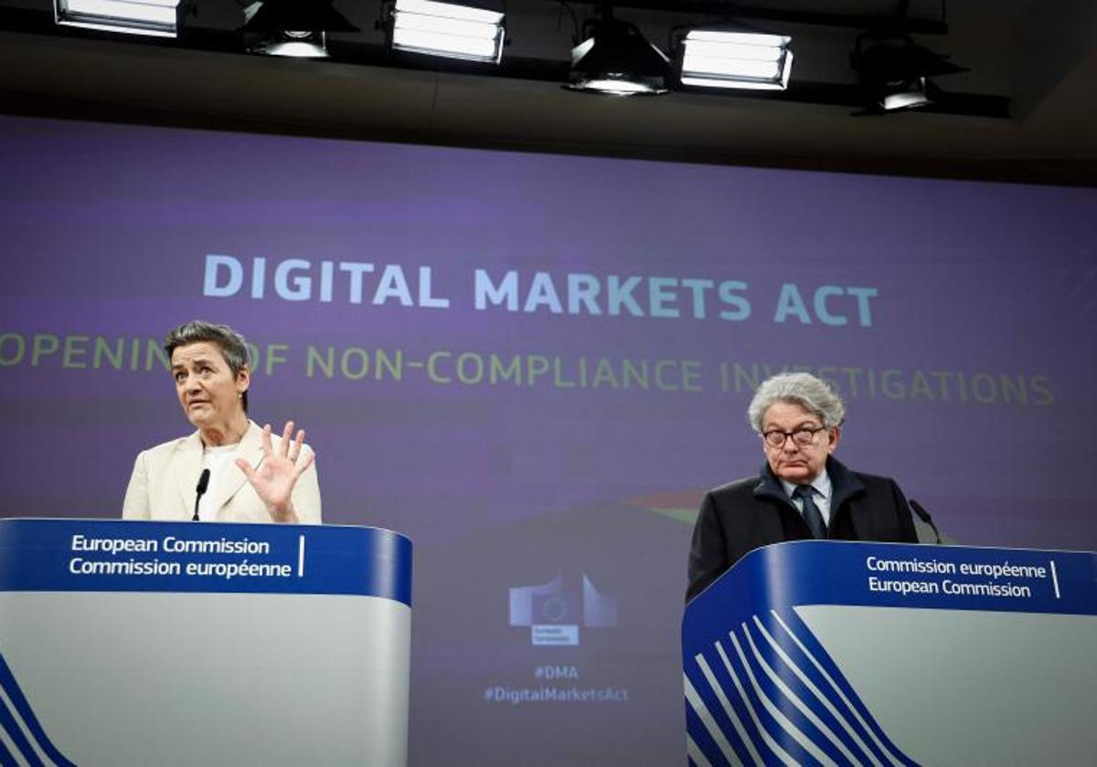 La comisaria de competencia, Margrethe Vestager, junto al comisario de Interior, Thierry Breton.