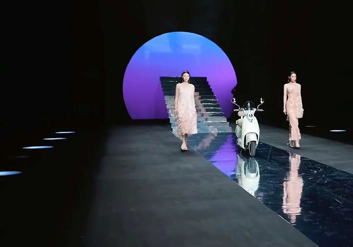 This is how the first autonomous motorcycle parades at China Fashion Week