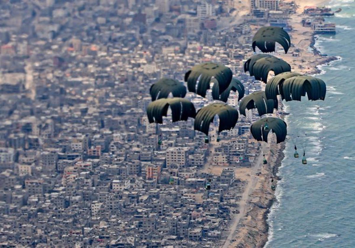 Varios paquetes de ayuda humanitaria lanzada por aviones de la RAF británica caen sobre Gaza.