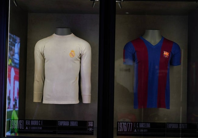 Camisetas vestidas por Di Stéfano en el Real Madrid de la temporada 1960-61 y por Johan Cruyff en el Barcelona de 1976-77.