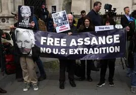 Simpatizantes de Julian Assange piden su liberación frente al Tribunal Superior de Londres.