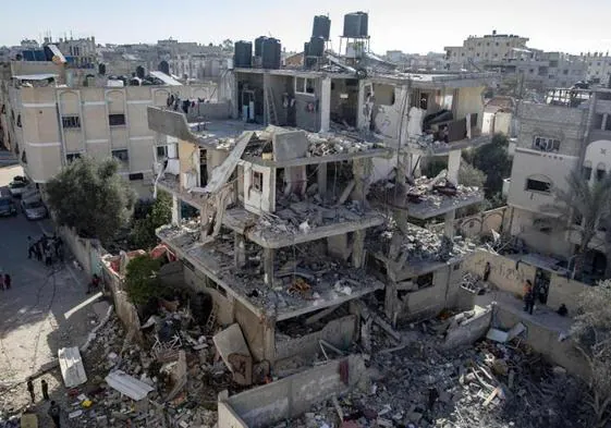Una vista general muestra un edificio dañado después de un ataque aéreo israelí en Gaza.