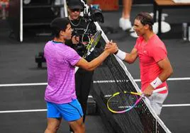 Carlos Alcaraz y Rafa Nadal, tras su partido de exhibición en Las Vegas.