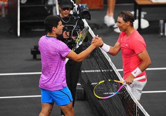 Carlos Alcaraz y Rafa Nadal, tras su partido de exhibición en Las Vegas.