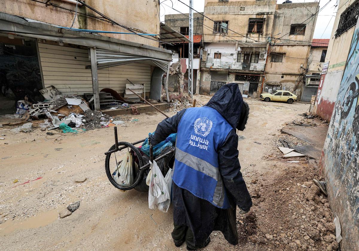 Un hombre en Gaza con un chaleco de la ONU