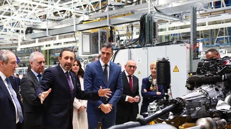 Pedro Sánchez y el resto de autoridades, durante la visita a la fábrica de Mercedes-Benz en Vitoria