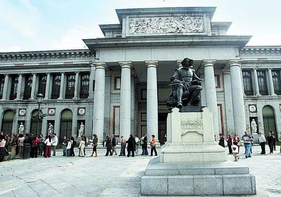 Colas ante la fachada de Velézquez del edificio Villanueva del Prado.