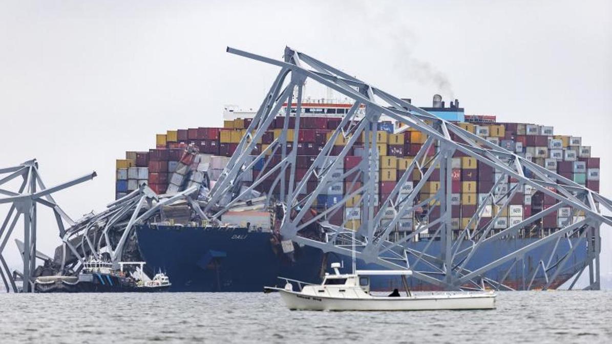 La estructura del puente quedó hecha pedazos en el punto donde chocó el 'Dali'.