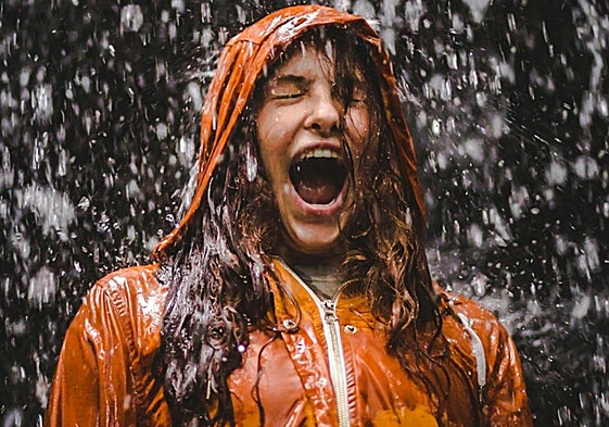 Los mejores chubasqueros para días lluviosos que querrás ponerte también cuando no llueve