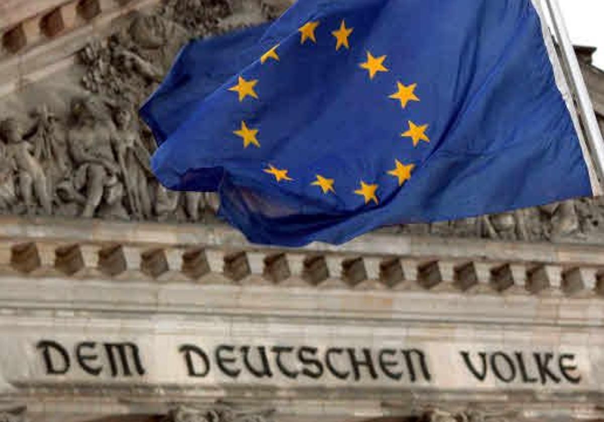 Una bandera de la Unión Europea ondea en el edificio de la «Reichstag» en Berlin.