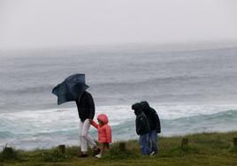 Una familia pasea en la costa de Ferrol.