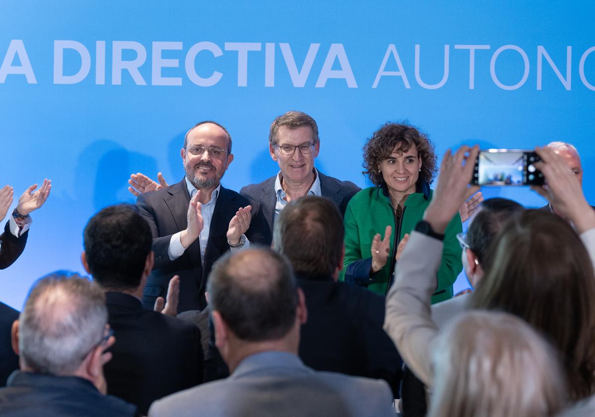 Feijóo, junto a Dolors Montserrat y Alejandro Fernández al término de la Junta Directiva Autonómica del PP de Cataluña.