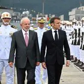 Macron y el presidente Lula da Silva pasan revista a las tropas durante una visita a una base naval de Brasil.