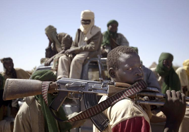 Un africano con una ametralladora. El estereotipo de las guerras que nos dan igual.