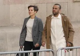 El futbolista Dani Alves, en libertad provisional desde el pasado lunes, junto a su abogada Inés Guardiola, a su llegada a la Audiencia de Barcelona esta mañana.