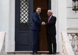 El primer ministro portugués, Luís Montenegro, saluda al mandatario saliente António Costa, este jueves en Lisboa.