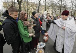 Cristianos ortodoxos durante las celebraciones de la Pascua el año pasado en Kiev.