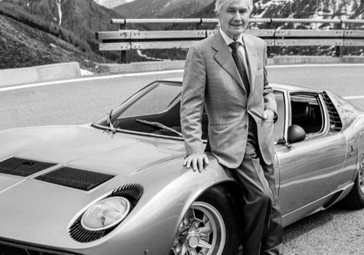 Marcello Gandini (1938-2024) junto al Lamborghini Miura