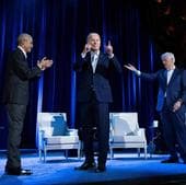 Barack Obama, Joe Biden y Bill Clinton, en el acto celebrado el viernes en el Radio City Music Hall de Nueva York.