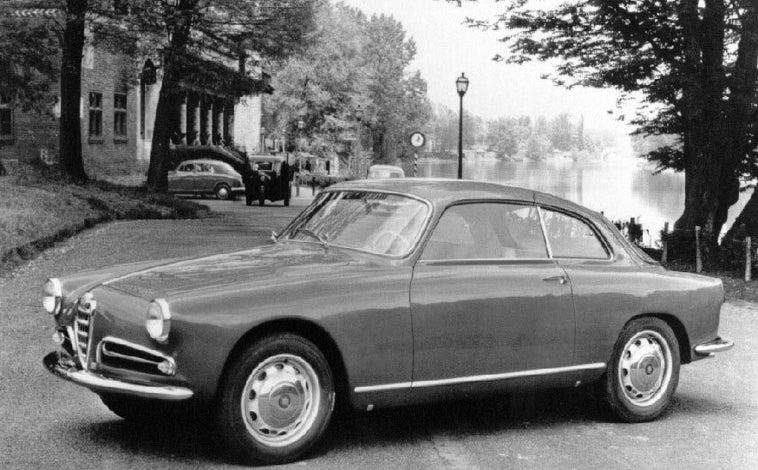 Imagen principal - Alfa Romeo Giulietta Sprint rompió moldes por su estrategia comercial 