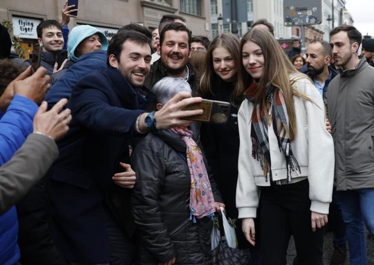 Imagen secundaria 1 - Los Reyes y sus hijas asisten a la procesión de la Soledad en Madrid