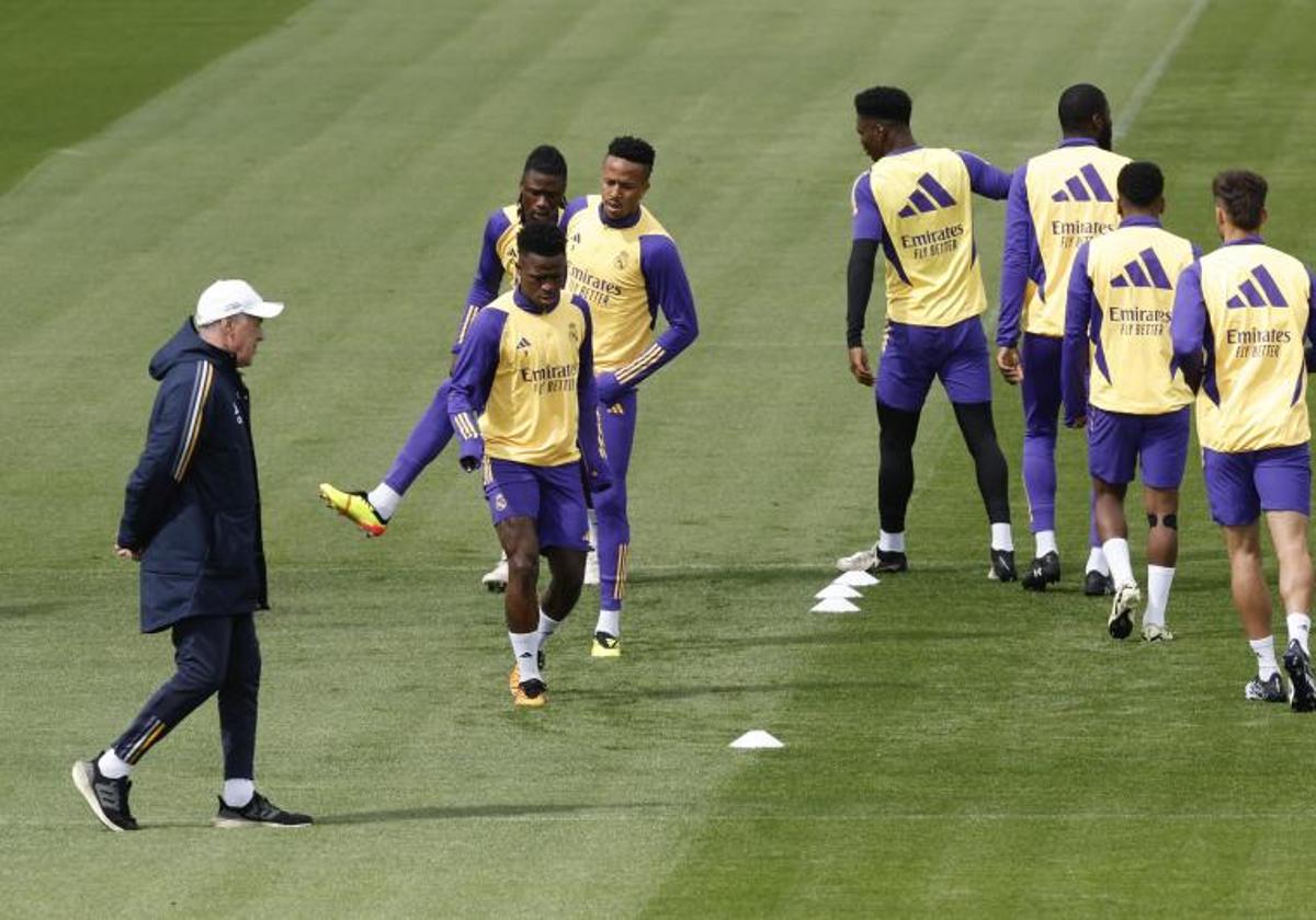 Carlo Ancelotti supervisa el último entrenamiento del Real Madrid previo al duelo ante el Athletic.