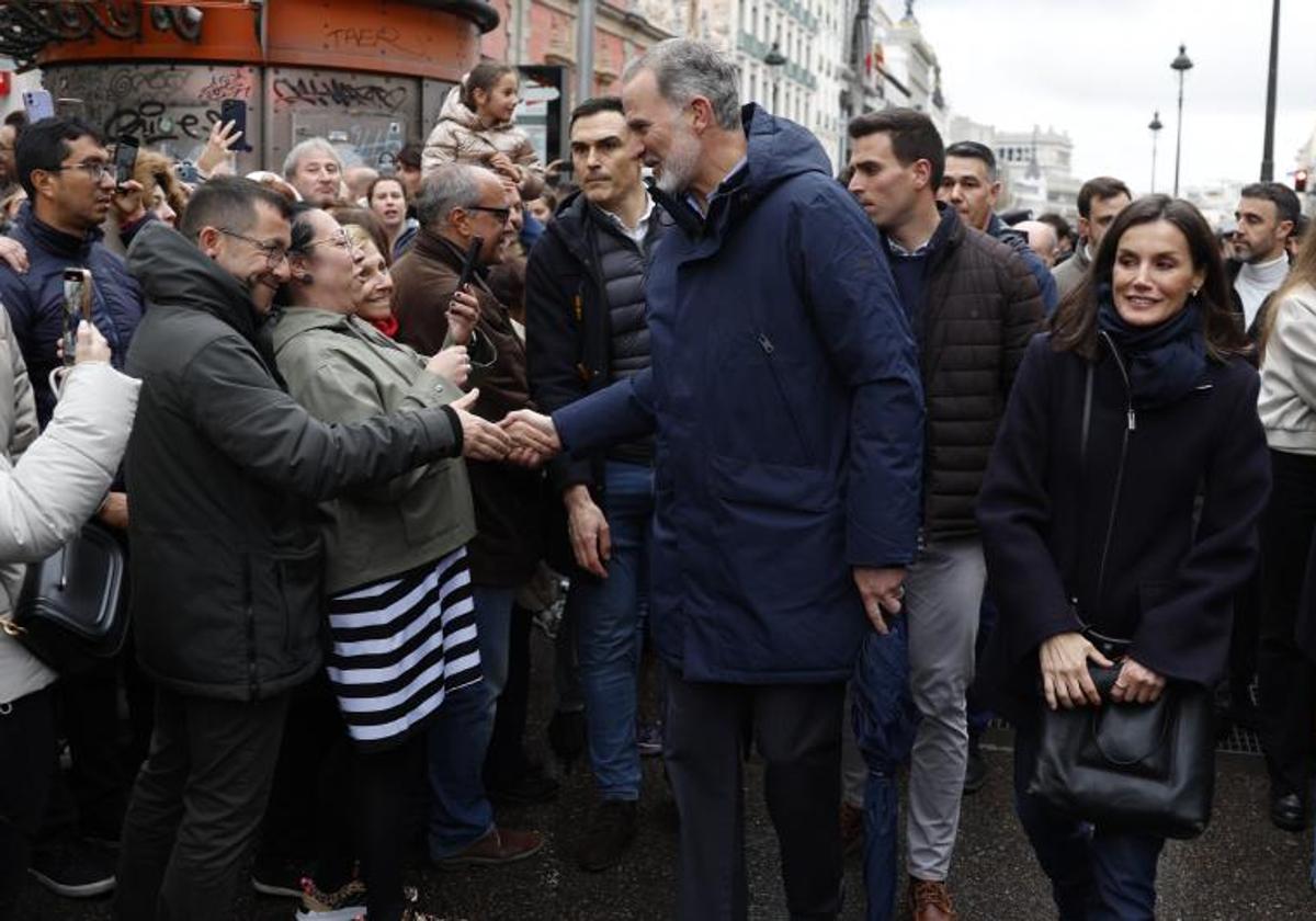 El rey Felipe y la reina Letizia, durante la procesión de Nuestra Señora de la Soledad y Desamparo y del Paso del Santísimo Cristo Yacente.