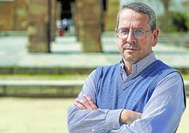 Rafael Narbona, ante el templo de Debod, donde tuvo la última conversación con su padre.