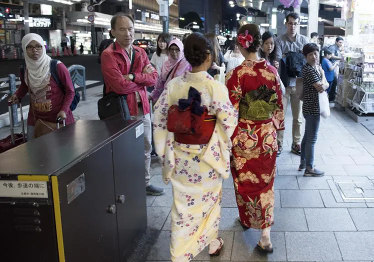Maikos y geishas son acosadas por turistas paparazzi en Kioto.