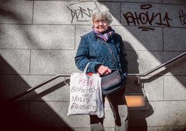 La lucha de una profesora jubilada contra las pintadas nazis