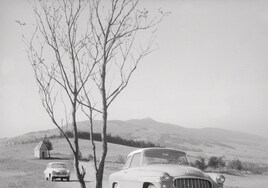 Ambos vehículos se presentaron por primera vez al público en el Salón del Automóvil de Ginebra en marzo de 1959