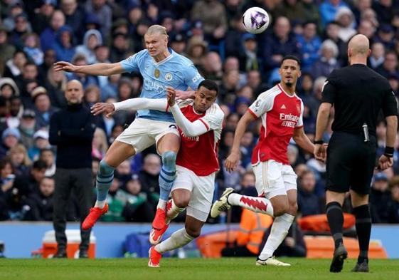 Haaland pugna por un balón con Gabriel durante un lance del partido en el Etihad.