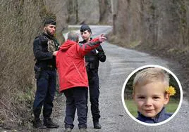 Dos agentes charlan con un vecino en la zona donde se han encontrado los restos de Émile. A la derecha, el pequeño.