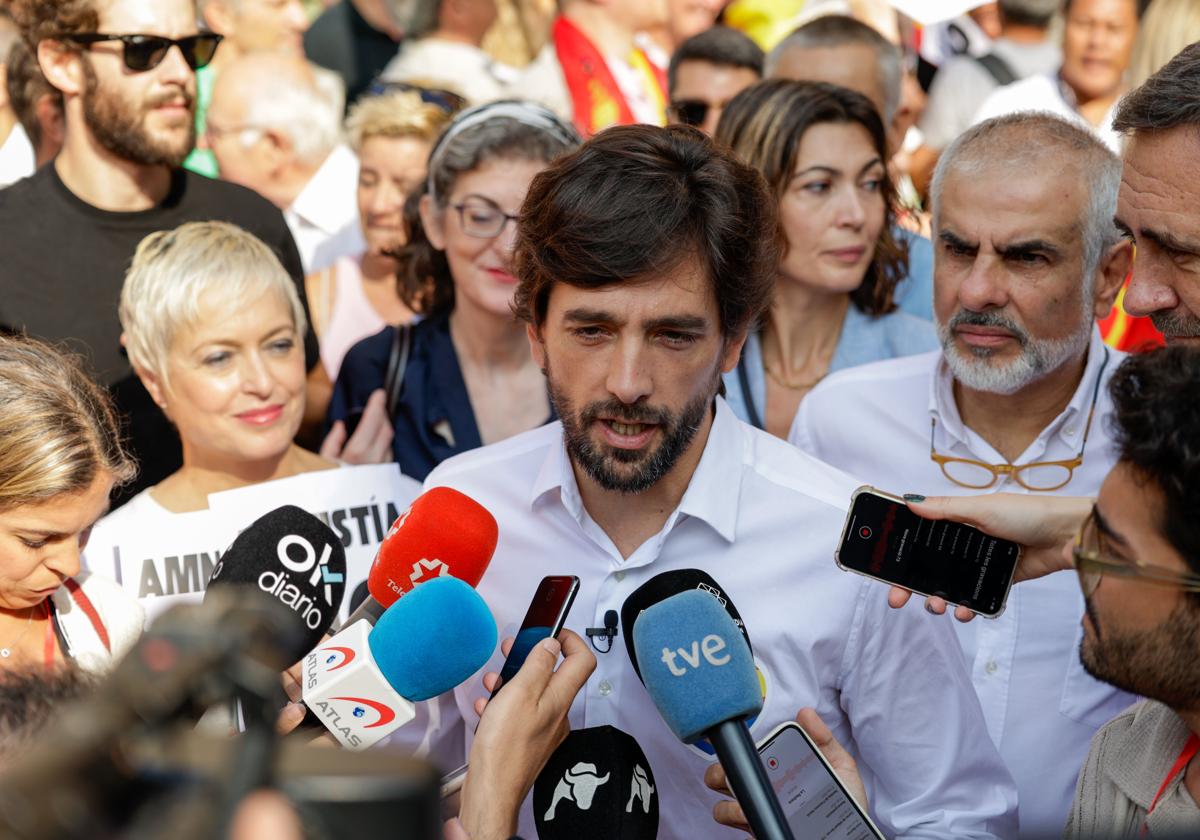 Vázquez, en una manifestación contra la amnistía con Carrizosa, y detrás a la izquierda, Pagazaurtundúa. EP