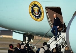 Joe Biden baja del Air Force One, el avión presidencial de Estados Unidos.