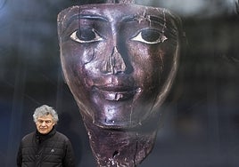 José Manuel Ballester ante una de sus enormes imágenes, 'Sonrisa egipcia' (1100-900 a C.) en el exterior del MAN.