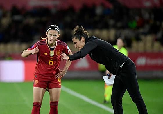 Aitana Bonmatí recibe instrucciones de la entrenadora, Montse Tomé