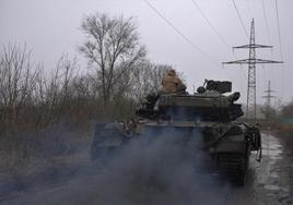 Un tanque ucraniano T-64 avanza por un camino de la ciudad de Chasiv Yar, en Donetsk.
