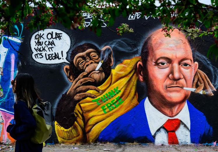 Un grafiti del canciller Olaf Scholz fumando un porro.