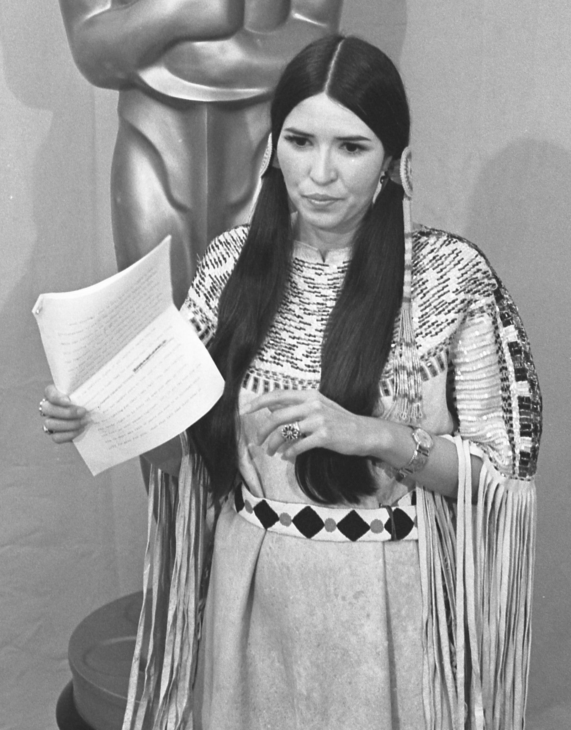 Imagen - La activista indígena, Sacheen Littlefeather, posa con el discurso que pronunció al recoger el Oscar de Marlon Brando.