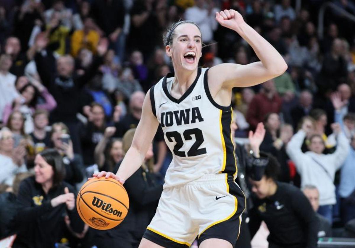 Caitin Clark celebra la victoria de Iowa sobre LSU.