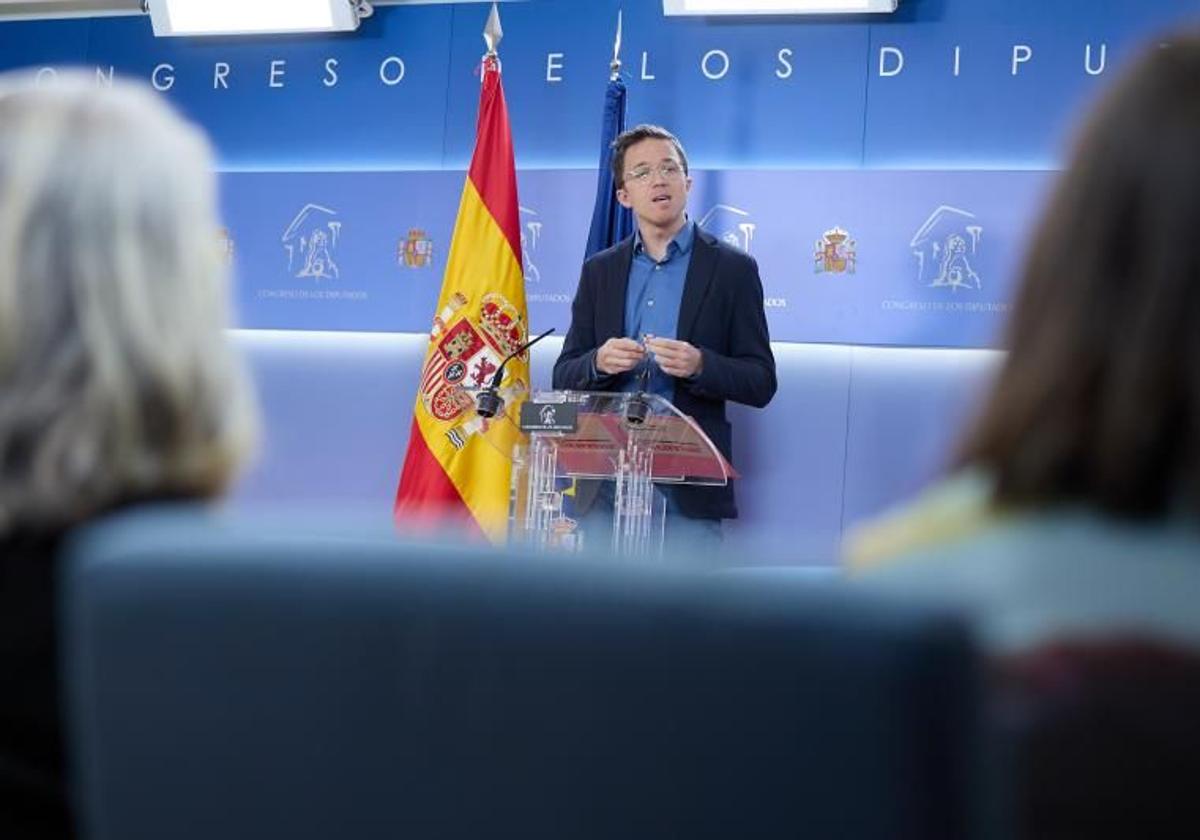 El portavoz de Sumar, íñigo Errejón, en rueda de prensa este martes en el Congreso.