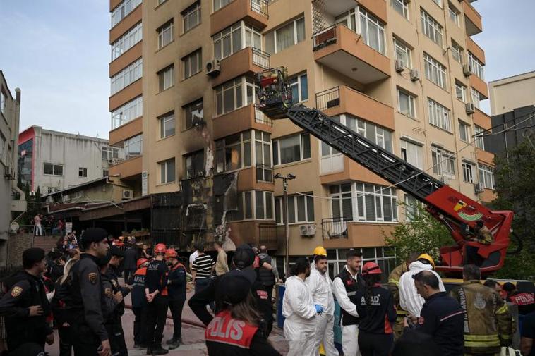 Bomberos y equipos de rescate trabajan en los accesos a la discoteca 'Masquerade'.