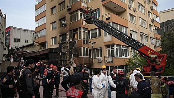 Mueren 29 trabajadores al incendiarse la discoteca que reformaban en Estambul