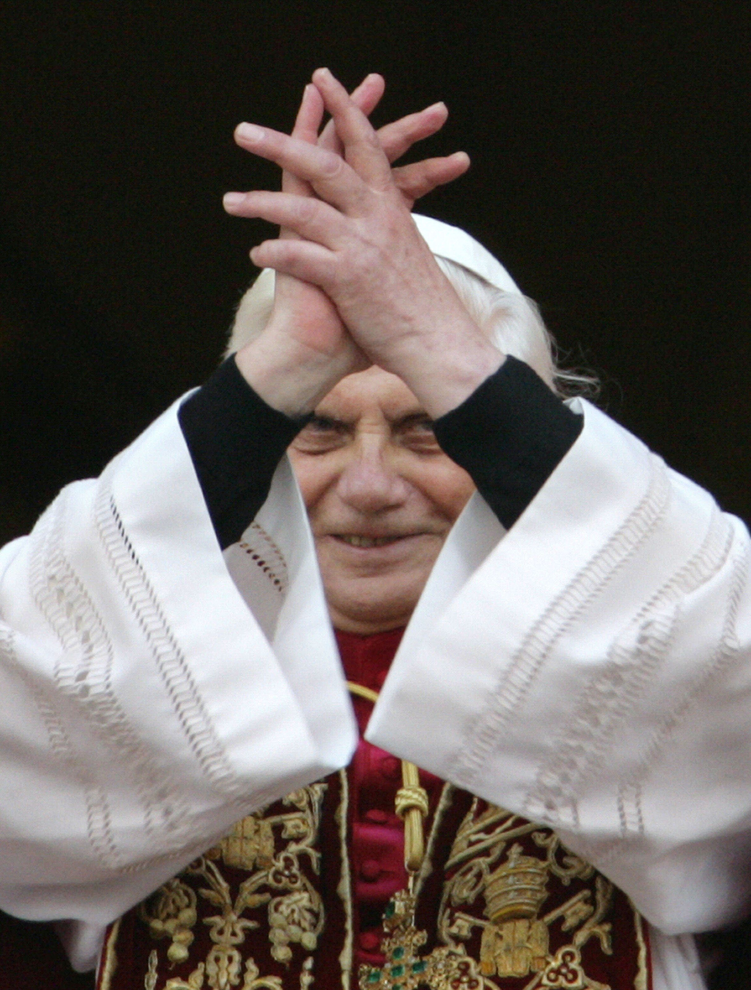 Ratzinger saluda recién elegido Papa en 2005.