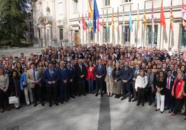 Feijóo, junto a la portavoz del PP en el Senado y cerca de 300 concejales del PP a las puertas de la Cámara.